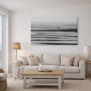 Das Wandbild Ruhig bei Ebbe im 2:1 Panorama-Format als minimalistischer und beruhigender Fokuspunkt an der Wand eines modernen Wohnzimmers.
