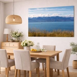 Ruhige See Das Wandbild Ruhige See als großformatiges Panorama in einem hellen, modernen Esszimmer für eine weite und entspannte Atmosphäre
