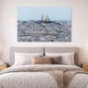 Das Wandbild Sacre Coeur im Panorama-Format über einem Bett schafft eine helle und inspirierende Atmosphäre im Schlafzimmer.