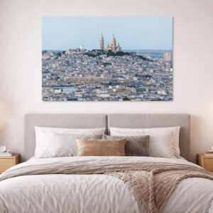 Das Wandbild Sacre Coeur im Panorama-Format über einem Bett schafft eine helle und inspirierende Atmosphäre im Schlafzimmer.