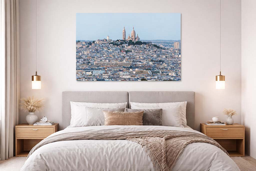 Das Wandbild Sacre Coeur im Panorama-Format über einem Bett schafft eine helle und inspirierende Atmosphäre im Schlafzimmer.