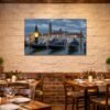 Das Wandbild Schlafende Gondeln im 3:2 Format unterstreicht in einem italienischen Restaurant das authentische und romantische Ambiente.