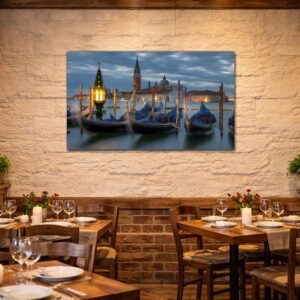 Schlafende Gondeln Das Wandbild Schlafende Gondeln im 3:2 Format unterstreicht in einem italienischen Restaurant das authentische und romantische Ambiente.