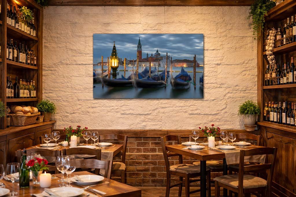 Das Wandbild Schlafende Gondeln im 3:2 Format unterstreicht in einem italienischen Restaurant das authentische und romantische Ambiente.