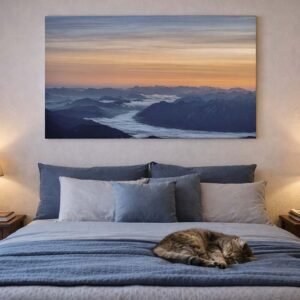 Das Werk „Nebelmeer“ als beruhigendes Wandelement in einer modernen Schlafzimmer-Einrichtung.