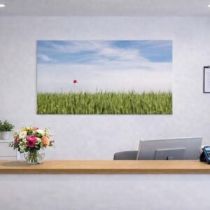 Das Wandbild Single Poppie im 2:1 Panorama-Format als eleganter und beruhigender Blickfang hinter einem modernen Empfangstresen.
