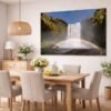 Das Wandbild Skogafoss als kraftvoller und farbenfroher Mittelpunkt in einem hellen, modern eingerichteten Esszimmer