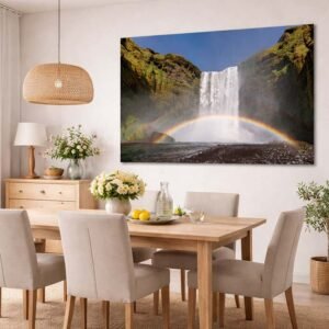 Das Wandbild Skogafoss als kraftvoller und farbenfroher Mittelpunkt in einem hellen, modern eingerichteten Esszimmer