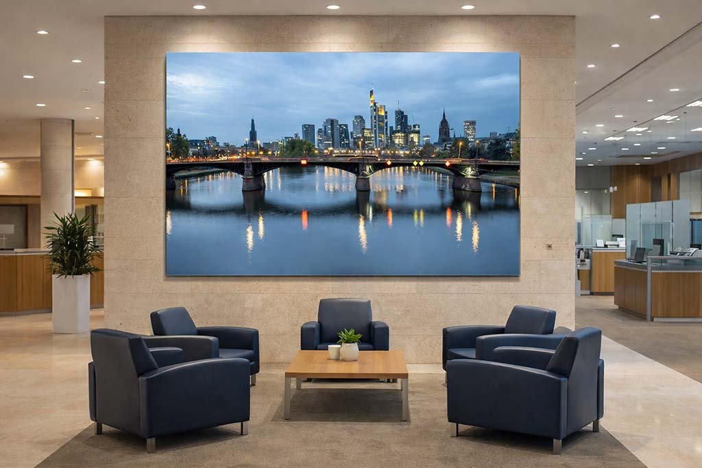 Das Wandbild Skyline Frankfurt im 3:2 Format verleiht den Räumlichkeiten einer Bank eine repräsentative und vertrauenerweckende Atmosphäre.