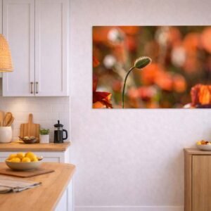 Das Wandbild Solitäre Mohnfrucht im 3:2 Format als energetischer und warmer Farbakzent an der Wand einer modern und hell gestalteten Küche.