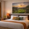 Das Wandbild Sonnenaufgang als stimmungsvolles und warmes Kunstwerk über einem Bett in einem modern eingerichteten Hotelzimmer