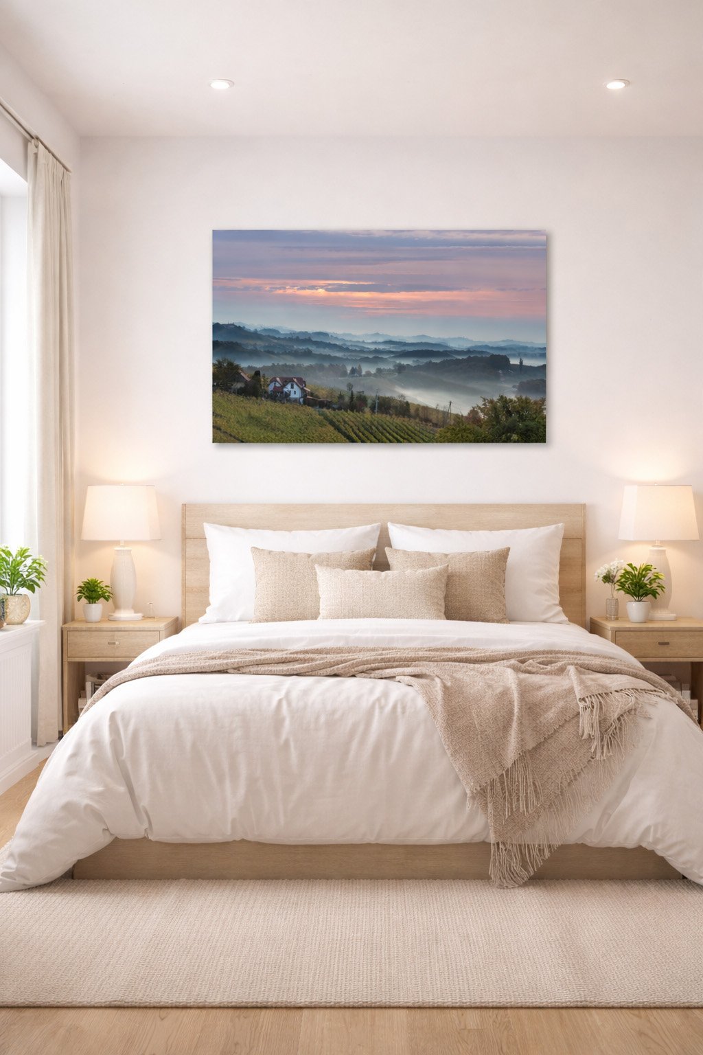 Das Wandbild Sonnenaufgang in der Steiermark als beruhigendes 2:1 Panorama über dem Bett in einem gemütlich gestalteten Schlafzimmer.