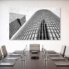 Das Wandbild Spiegelung in Schwarz-Weiß im 3:2 Format verleiht einem Besprechungszimmer durch seine klare Ästhetik eine strukturierte und professionelle Note.
