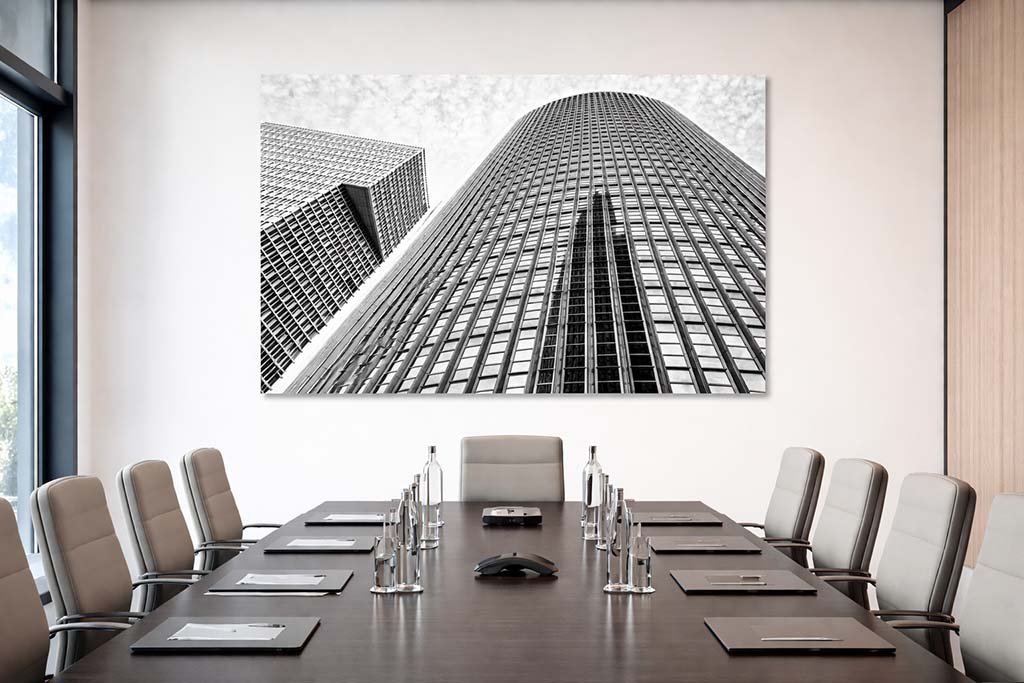 Das Wandbild Spiegelung in Schwarz-Weiß im 3:2 Format verleiht einem Besprechungszimmer durch seine klare Ästhetik eine strukturierte und professionelle Note.