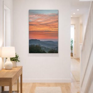 Das Wandbild Steirischer Sonnenaufgang im klassischen 3:2 Hochformat als einladender Blickfang im Flur eines modernen Wohnhauses.