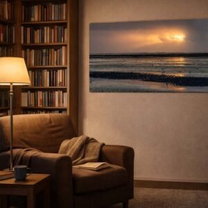 Sylt Sunset Das Wandbild Sylt Sunset als atmosphärischer Blickfang in einem gemütlich eingerichteten Lesezimmer mit warmer Lichtstimmung
