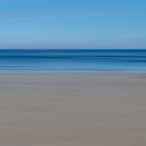 Wandbild "The Beach": Eine abstrakte, minimalistische Aufnahme eines Strandes mit sanften blauen und sandfarbenen Horizontallinien.