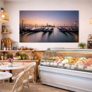 Das Panorama-Wandbild In der Lagune schafft in einer Eisdiele eine entspannte, mediterrane Atmosphäre für die Gäste.