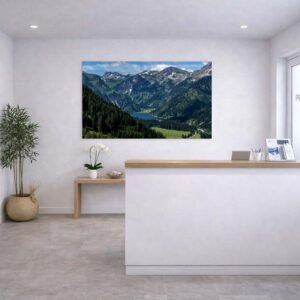 Das Wandbild Vilsalpsee im 3:2 Format als vertrauenerweckender und harmonischer Blickfang im Empfangsbereich einer modern gestalteten Arztpraxis.