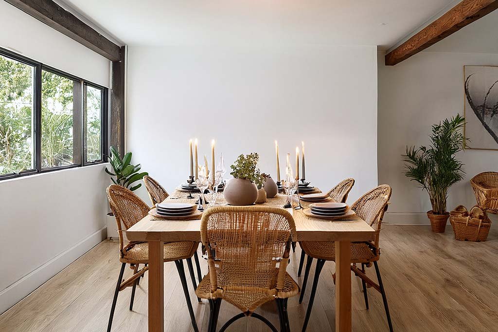 Beispiel einer leeren Wand im Esszimmer vor der Gestaltung mit einem Fotokunst-Panorama.