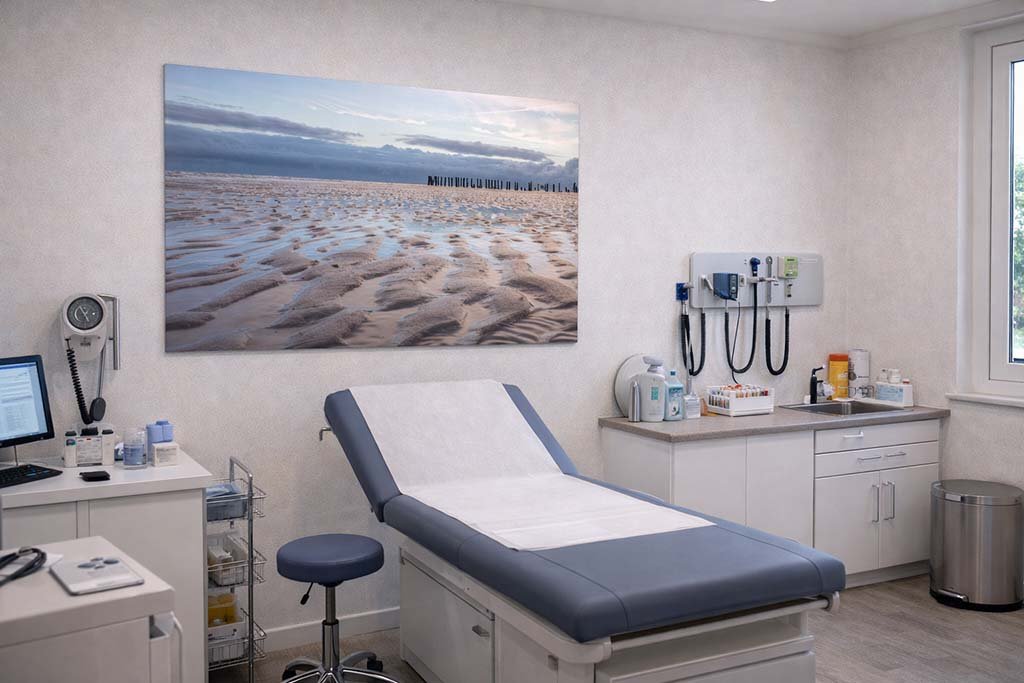 Das Wandbild Watt voraus als beruhigendes und tiefenwirksames Panorama-Motiv im Behandlungszimmer einer Arztpraxis