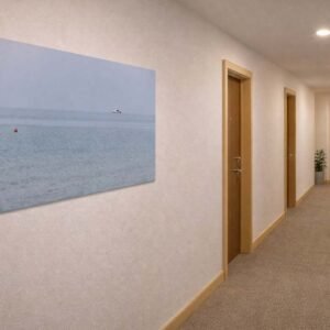 Weites Meer Das minimalistische Wandbild Weites Meer als einladendes Kunstwerk im Flur eines modernen Wohnhauses