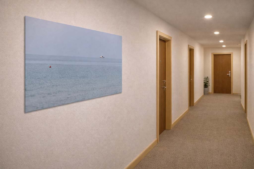 Das minimalistische Wandbild Weites Meer als einladendes Kunstwerk im Flur eines modernen Wohnhauses