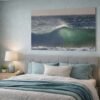Das Wandbild „Wellenspiel“ im Format 2:1 über einem Bett im Schlafzimmer als beruhigendes Gestaltungselement.
