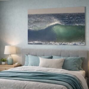 Wellenspiel Das Wandbild „Wellenspiel“ im Format 2:1 über einem Bett im Schlafzimmer als beruhigendes Gestaltungselement.