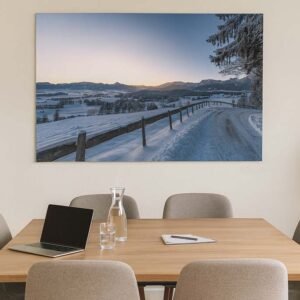 Das Wandbild Winterlicher Allgäumorgen im 3:2 Format als fokussierendes und inspirierendes Kunstwerk an der Wand eines modern ausgestatteten Besprechungszimmers.