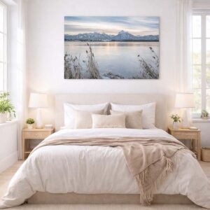 Das Wandbild Winterlicher Hopfensee im 3:2 Format als beruhigendes und harmonisches Gestaltungselement über dem Bett in einem modernen Schlafzimmer.