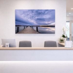 Das Wandbild Wörthsee im 16:9 Panorama-Format als beruhigender und stilvoller Fokuspunkt im Empfangsbereich einer modern gestalteten Arztpraxis.