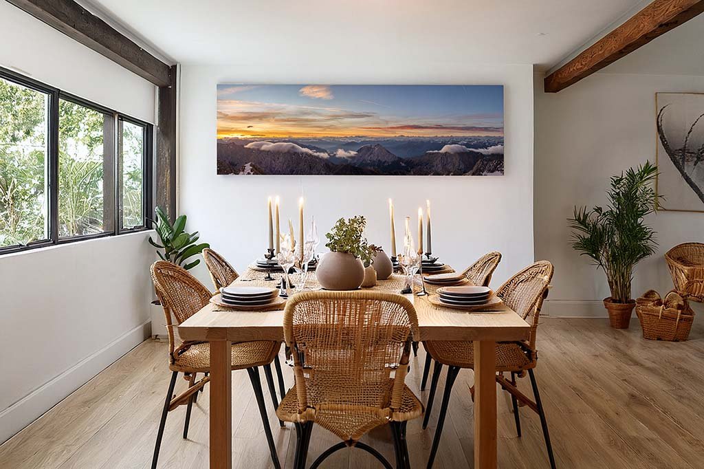 Digital visualisiertes Wandbild Panorama der Zugspitze in einem modern eingerichteten Esszimmer.