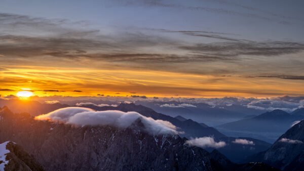 Sonnenaufgang auf der Zugspitze als exklusives Wandbild von Roland Seichter.
