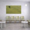 Das Wandbild "Lonely Tree" in einem Wartezimmer zur Schaffung einer entspannten Atmosphäre für Patienten.