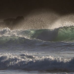 Das Panorama-Wandbild Wellenturbulenz im Format 2:1 über einem Bett im Schlafzimmer für eine beruhigende Atmosphäre.