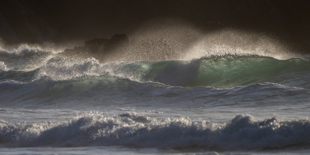 Das Panorama-Wandbild Wellenturbulenz im Format 2:1 über einem Bett im Schlafzimmer für eine beruhigende Atmosphäre.