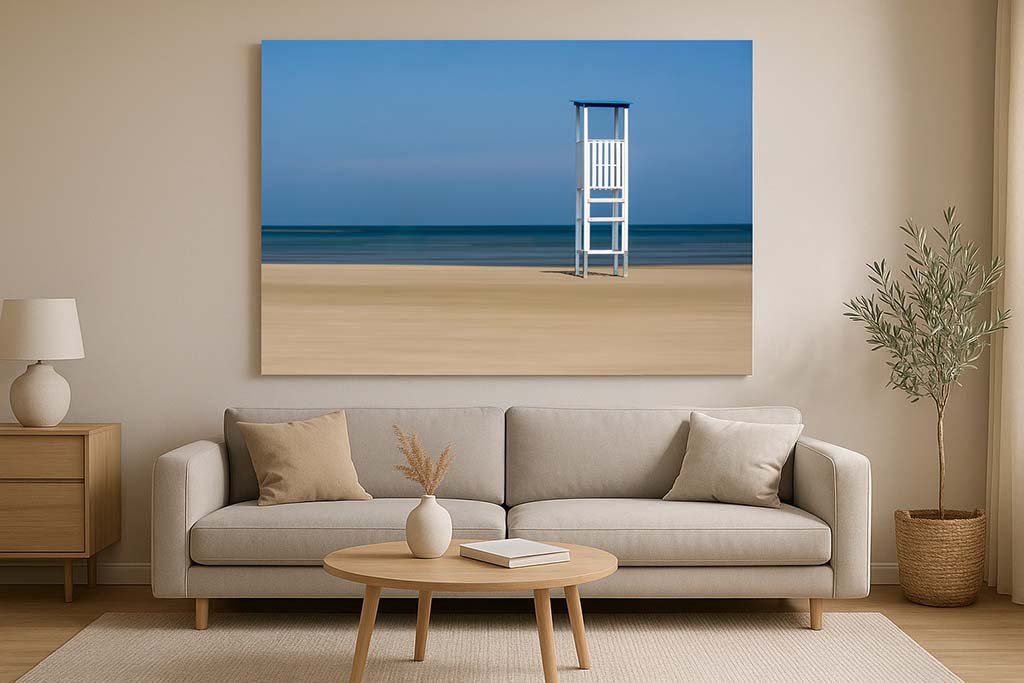 Das Wandbild "Lifeguard" in einem warmen, beige gestalteten Wohnzimmer für eine harmonische Raumatmosphäre.