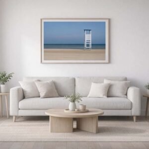 Lifeguard Das Wandbild "Lifeguard" in einem modernen, hellgrauen Wohnzimmer zur Unterstreichung eines puristischen Stils.