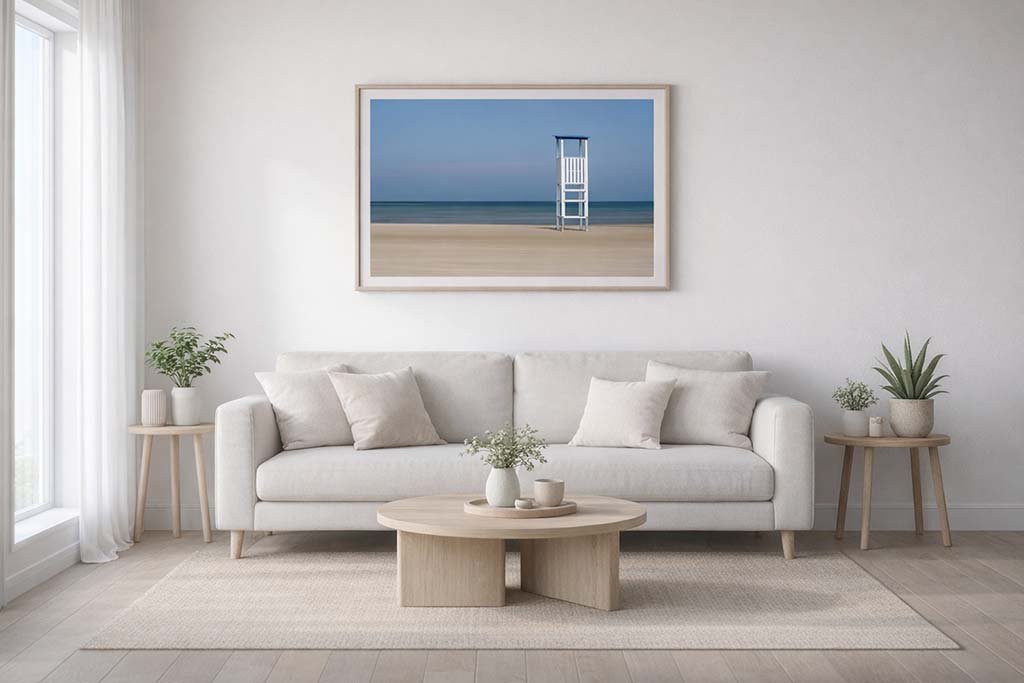Das Wandbild "Lifeguard" in einem modernen, hellgrauen Wohnzimmer zur Unterstreichung eines puristischen Stils.